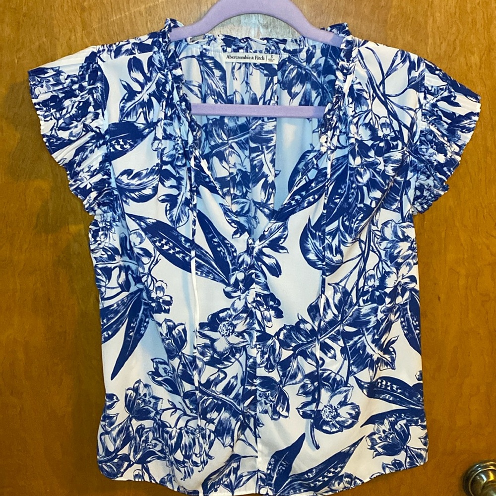 Abercrombie & Fitch ruffle angel sleeve top. Size small.